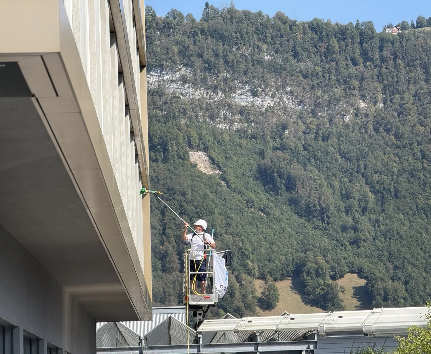 Fassadenreinigung mit Teleskopstange von einer Hebebühne
