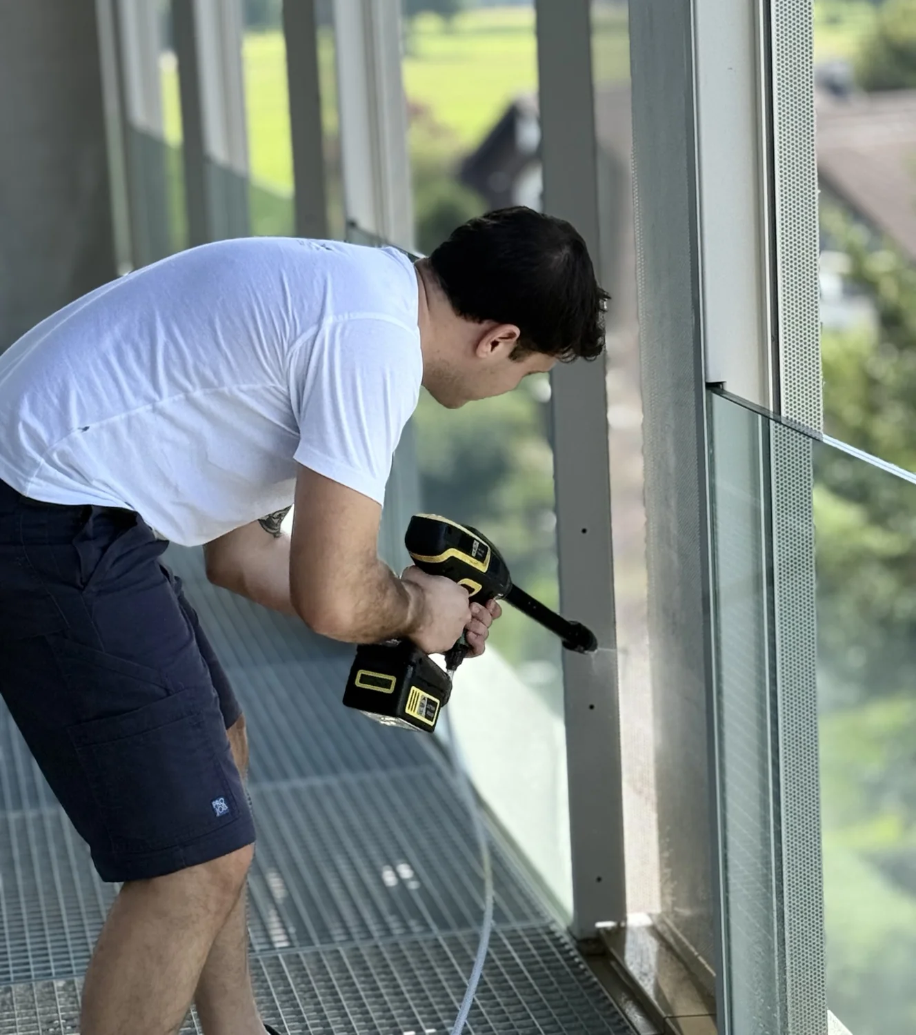 GREMAX-Mitarbeiter bei der Arbeit an einem Fensterrahmen