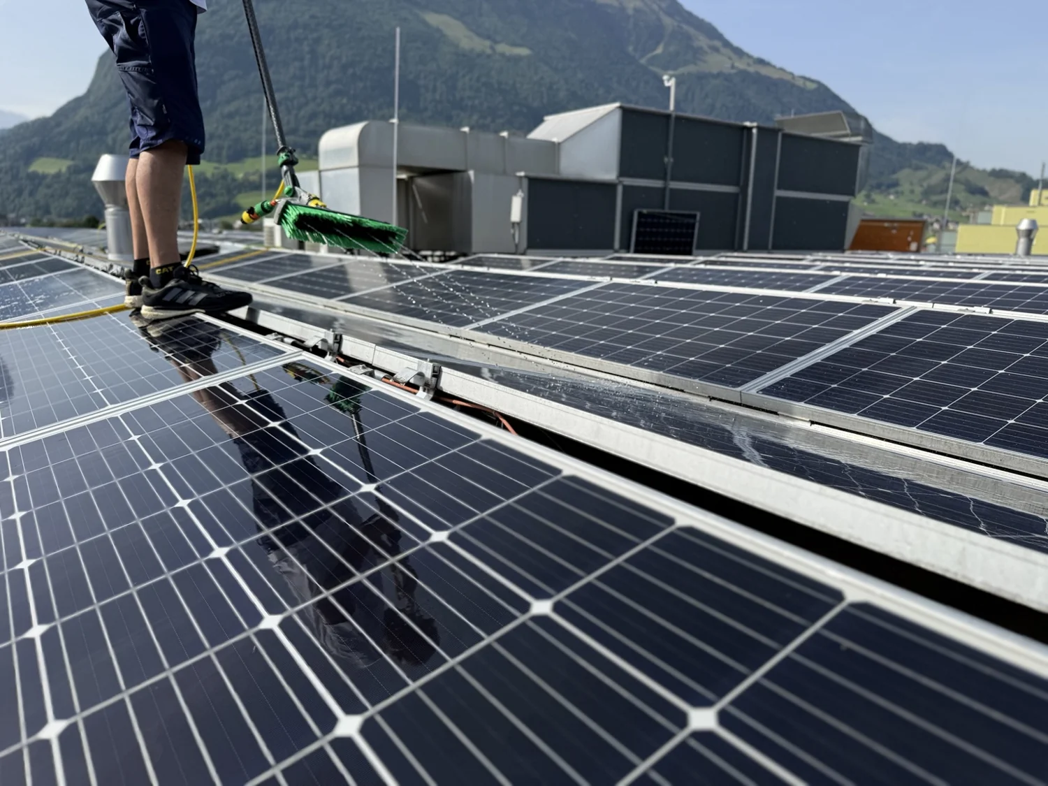 Reinigungsbürste im Einsatz auf einer Solaranlage